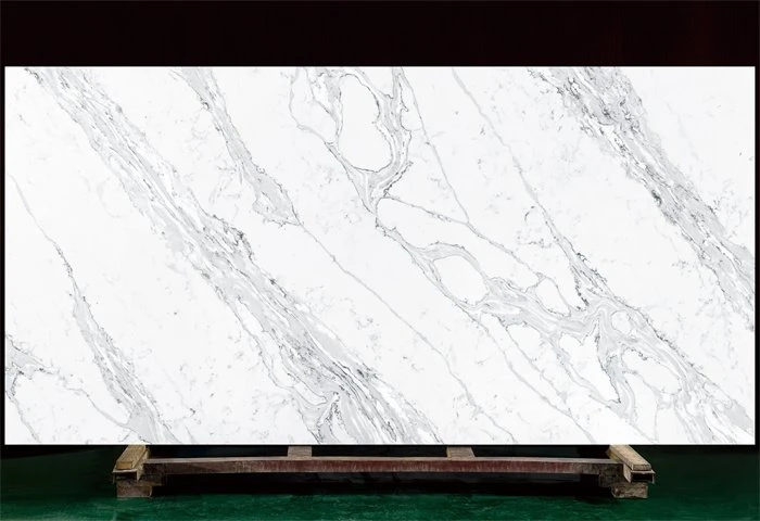 Кухня из ледяного белого кварца