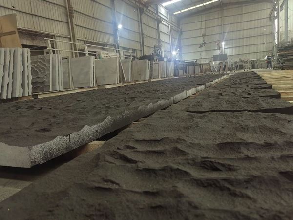 Базальтовый настенный камень