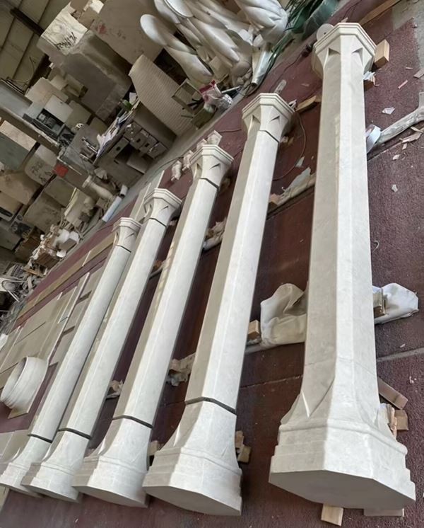 Квадратные мраморные колонны